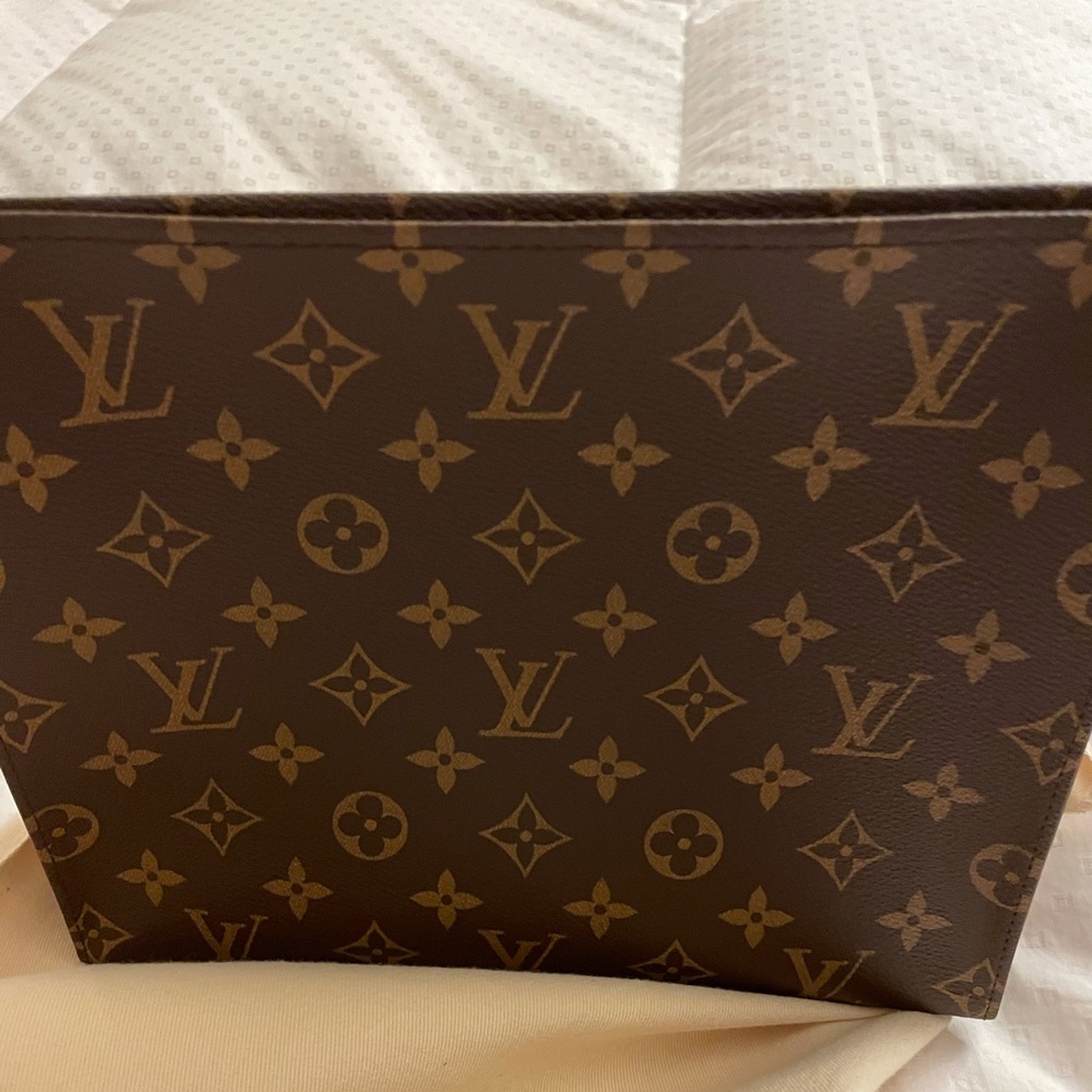 Louis Vuitton Toiletry 26